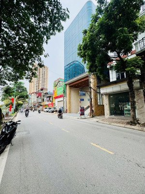 building mặt phố - mặt tiền: 9m x 22,2m - diện tích sàn ~ 2000m2 - lô góc, toà vp trịnh đình cửu