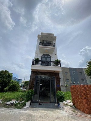 rẻ hơn cùng khu 300tr. nhà mới sửa sang vào full nội thất.ngã tư bình chuẩn