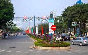 bán nhà ở liên bảo mặt phố mê linh sổ đỏ đầy đủ , kd sầm uất, dt 75.8m2, xây 3tầng, mặt tiền 5m