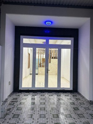 nhà 1 trệt 2 lầu đường thông ngay ủy ban phường thạnh xuân và trục đường tô ngọc vân rất đẹp