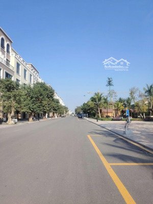 vị trí cực đẹp! trước mặt là công viên, đường lớn 20m mà giá lại đang rất hợp lý