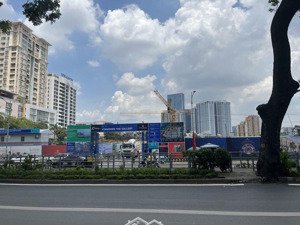 giảng võ 5 tầng full công năng hơn 3 tỷ đối diện triển lãm giãng võ cũ- đường trước nhà rộng