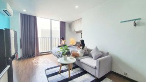 cho thuê căn hộ studio ban công - thang máy - bảo vệ - ngay ngã tư hàng xanh - 6trxxx - bạch đằng