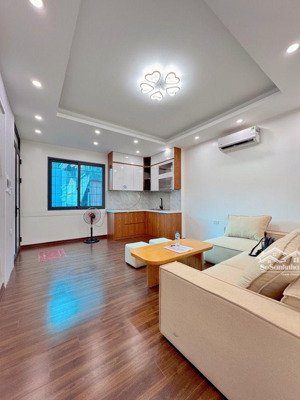 nhà 5 tầng ôtô đỗ cửa cách phố xã đàn ba bước chân. mặt trưc cực thoáng