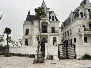 cần tiền cắt lỗ biệt thự hướng nam. dt: 180m2. giá hơn 40 tỷ. không tiếp mg