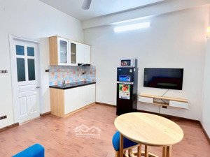 cần cho thuê căn hộ 1 pn xây mới trong tòa nhà 5 tầng có thang máy, chỗ để xe rộng