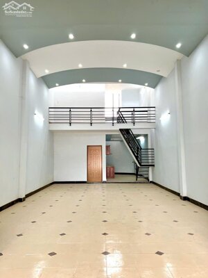 Nhà mặt tiền Hoàng Quốc Việt rất phù hợp làm văn phòng, showroom