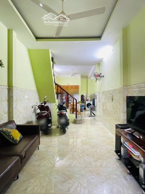 chỉ 6,8 tỷ - nhà 3 pn - sổ 53,5/58m2 - cmt8 gần vòng xoay
