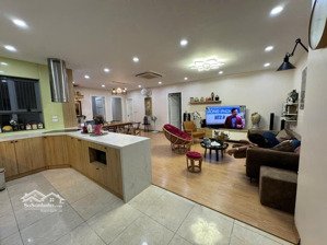 do cần vốn làm ăn gia đình tôi cần bán căn hộ 3 phòng ngủ diện tích 125m2