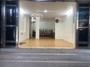 nhà nguyên căn tại tp giao lưu, 80m2, có 2 phòng, đồ đầy đủ, oto đậu ngày đêm miễn phí cách nhà 5m