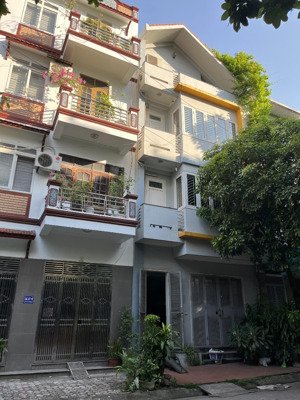 liền kề ngô thì nhậm, đường lớn, ở sướng kinh doanh. chủ cần bán gấp, thương lượng mạnh.