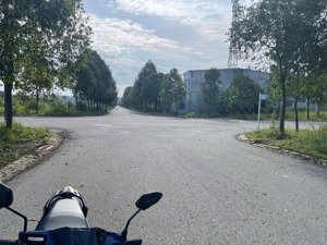 cần tiền bán gấp lô đất trên đường n16 ngay kcn mỹ phước 3 100m2/ giá 1tỷ3 , full thổ cư , sổ riêng