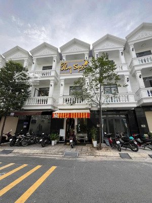 hạ giá 6tỷ8 còn 6tỷ480 trọn sổ. nhà phố 1 trệt 2 lầu trong kdc đẳng cấp nhất thuận an