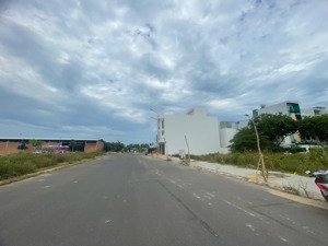 cần bán lô mặt tiền đường b11 rộng 20m vcn phước long 2 nha trang giá 73tr/m2