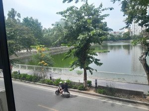 cho thuê nhà mặt hồ đắc di, đống đa, dt 55m2x5t, mt 4m, đoạn kd đẹp , thông sàn, vỉa rộng, view đẹp