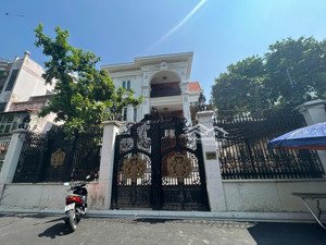 nhà cho thuê đường nguyễn thái bình, tân bình. dt: 12x22m. 1 trệt 3 lầu, sân vườn, sẵn máy lạnh