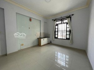 phòng cửa sổ trời lớn,có máy lạnh, bếp sau lưng gigamall giờ tự do, không chung chủ