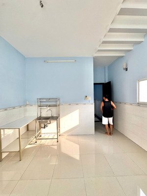 phòng trọ 15-20m2 mặt tiền tân hương, giờ giấc tự do. lh 