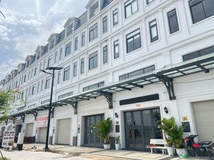 bán gấp căn nhà phố tại lakeview giá cực tốt. liên hệ 