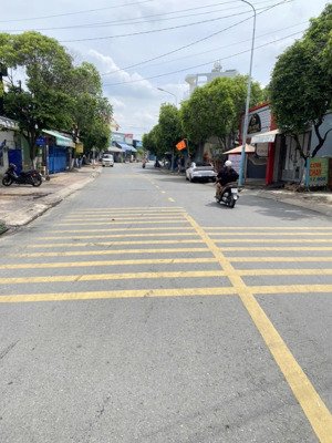 bán nhà 1 trệt 1 lầu 6x25m mt đường trần quốc toản, p.dĩ an, tp.dĩ an