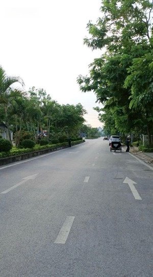 bán nhà liền kề tacso xuân phương,mặt tiền 6m ,đường 3 ô tô tránh ,trung tâm kđt xuân phương,