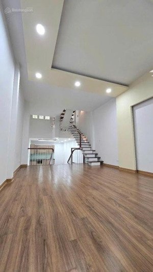 cho thuê nhà nguyên căn lê văn lương - nguyễn thị định, dt 70m*5 tầng, thang máy, giá 28tr/th