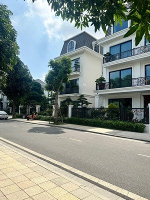 gia đình cần tiền bán gấp biệt thự lô góc dự án vinhomes green bay, hướng đông nam view đẹp nhất