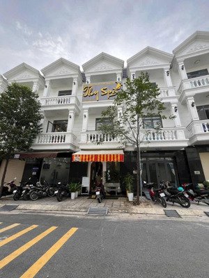 hạ giá 6tỷ8 còn 6tỷ480 trọn sổ nhà phố 1 trệt 2 lầu trong kdc đẳng cấp nhất thuận an