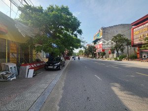 cần bán nhà mặt phố vỉa hè, kinh doanh giá chỉ 175tr/m2 = giá trong ngõ, không lỗi gì, sổ vuông đẹp