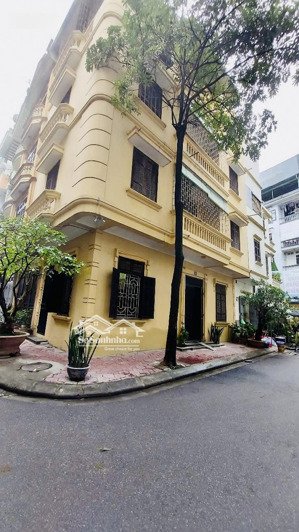 lô góc sát phố lớn ngõ thông bàn cờ ô tô chạy vòng quanh