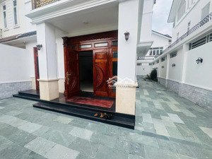 cho thuê biệt thự giá siêu hời tại chánh hưng, bình chánh, 34 triệu, 200m2. trệt, 3 lầu, sân vườn.