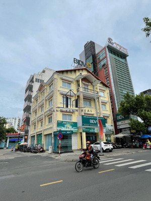 tòa nhà văn phòng - 1300m2 sàn sử dụng - vị trí nhận diện thương hiệu cao - trung tâm bình thạnh