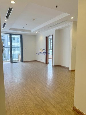 cho thuê căn hộ 2pn không đồ 108m2 có slot xe gửi được ngay. liên hệ em chiến: 