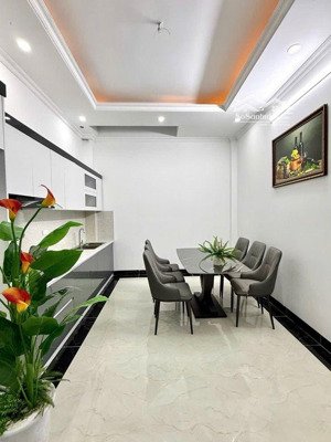 nhà 5 tầng kim hoa ngõ thoáng. 50m ra phố xã đàn. gần cv thống nhất. bv bách mai