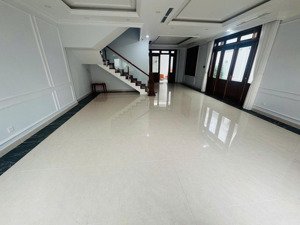 cho thuê hoặc bán biệt thự 3 tầng đường phạm hùng. 10x2m. 6pn 6wc. nội thất cơ bản. giá: 35tr/tháng