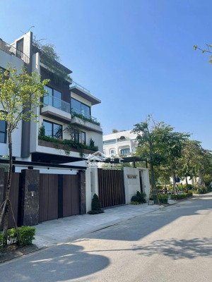 chính chủ bán biệt thự lô góc ciputra 638m2 mặt đường đôi nguyễn văn huyên kéo dài. lh 