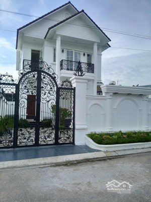 biệt thự 2 tầng sạch đẹp ở ngay,dt: 10 x 22 (218m2) hẻm nhựa 7m,gần chợ hóc môn