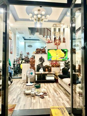 nhà đúc 2 tầng kiên cố - dt 4x9. hẻm 1/ thông xe hơi chạy. ngay lê văn quới. giá 3,x tỷ