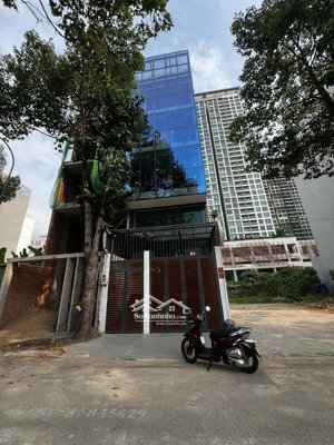 nhà 1 hầm + 6 tầng + thang máy , khu vực phát triển mạnh