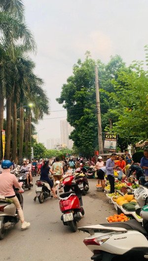 nhà nằm ngay ngõ chợ văn điển, lô góc chủ bán đất tặng nhà cấp 4. đi bộ ra chợ ko có mảnh thứ 2