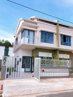 bán nhà phố đã hoàn thiện giá rẻ tại oasis bến cát, bình dương, nhà đẹp y hình, cho thuê 9tr
