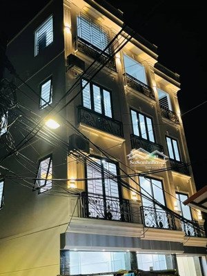 nhà 5 tầng đẹp ngay trung tâm thị trấn trâu quỳ