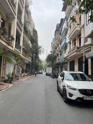 cho thuê nhà nguyễn thị định - đỗ quang, dt 70m*5 tầng, thang máy, oto đỗ cửa, giá thuê 20-30tr/th.