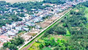 bán nhanh lô đất mt đường quang trung, hoài nhơn, gia lai. 65m2. sổ hồng sẵn. lh: 