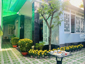 cần bán gấp căn nhà mái thái mới dt 195m2 ngang 8,5mx21m nở hậu 9m số hồng giá 2ty750 lh 