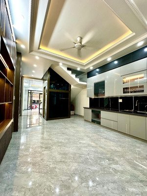 bán nhà tuyến 2 ngô gia tự - hải an - hải phòng có thang máy, đường rộng 20m đông nam