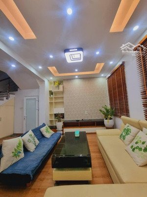 bán nhà hoàng cầu - 74m2 - mt 9.6m - ô tô - cách mặt phố 3m
