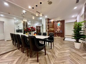 cần tiền đầu tư nên gia đình bán căn góc 4pn siêu hiếm dt 160m2 toà t11 giá 15,5 tỷ
