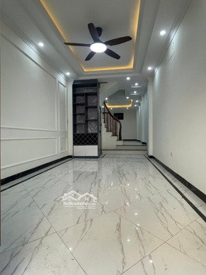 chính chủ bán căn nhà 3 tầng đẹp như mơ tại phụng châu, ôtô đỗ cửa, trường chợ ngay gần.alo e giang