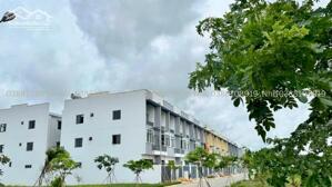 Nhà phố có sổ, đường nhựa 12m, pháp lý đầy đủ tại Phước Đông New City.